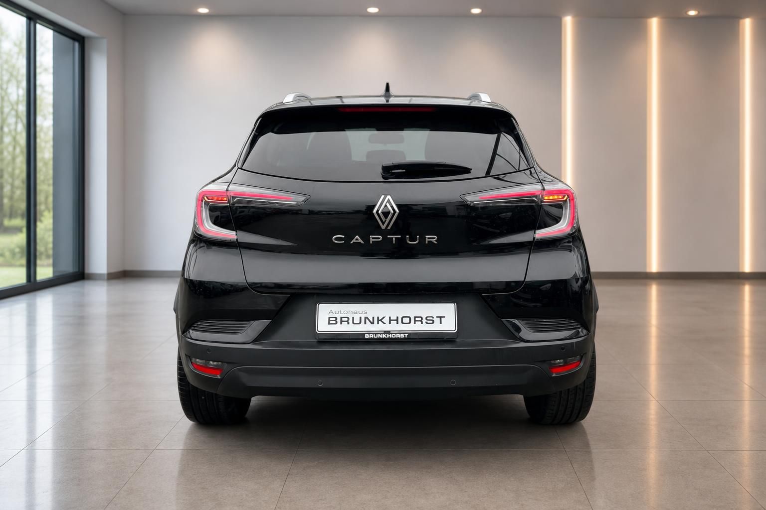 Renault Captur schwarz Heckansicht im Autohaus Showroom - modernes SUV Design