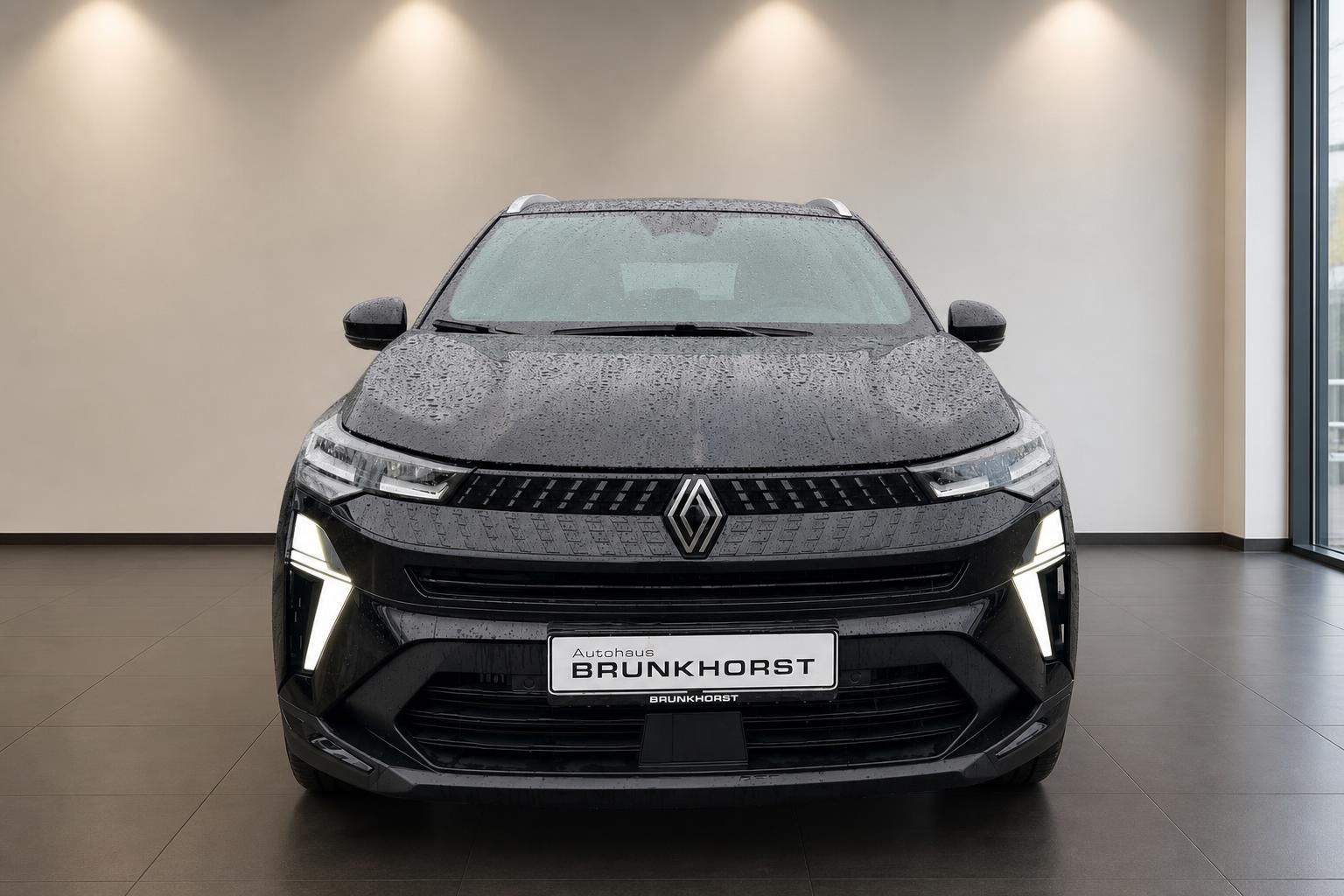 Renault Captur schwarz Frontansicht mit LED-Scheinwerfern im Autohaus Brunkhorst