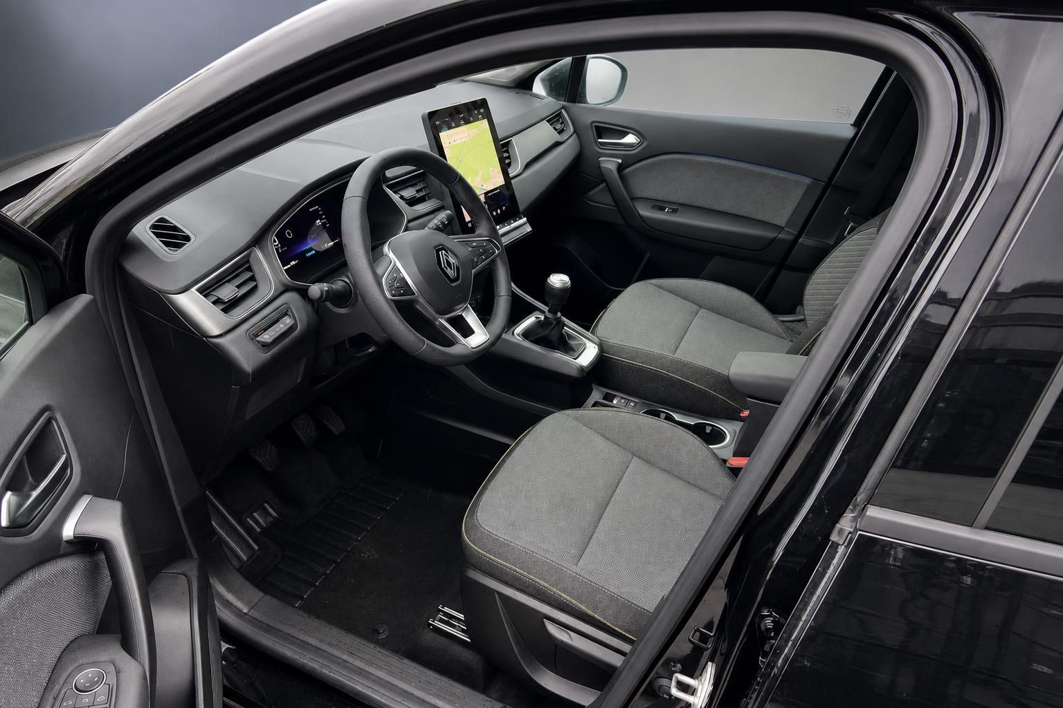 Renault Captur Innenraum mit Touchscreen, Lenkrad und grauen Sitzen - Fahrerplatz