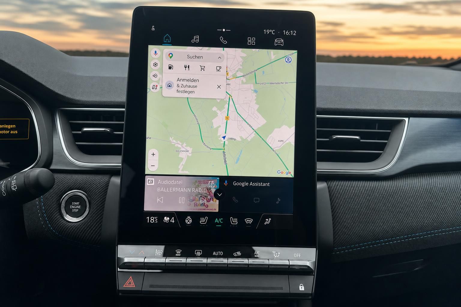 Fahrzeug-Infotainment-System mit Navigationskarte und Touchscreen-Display im Auto-Cockpit