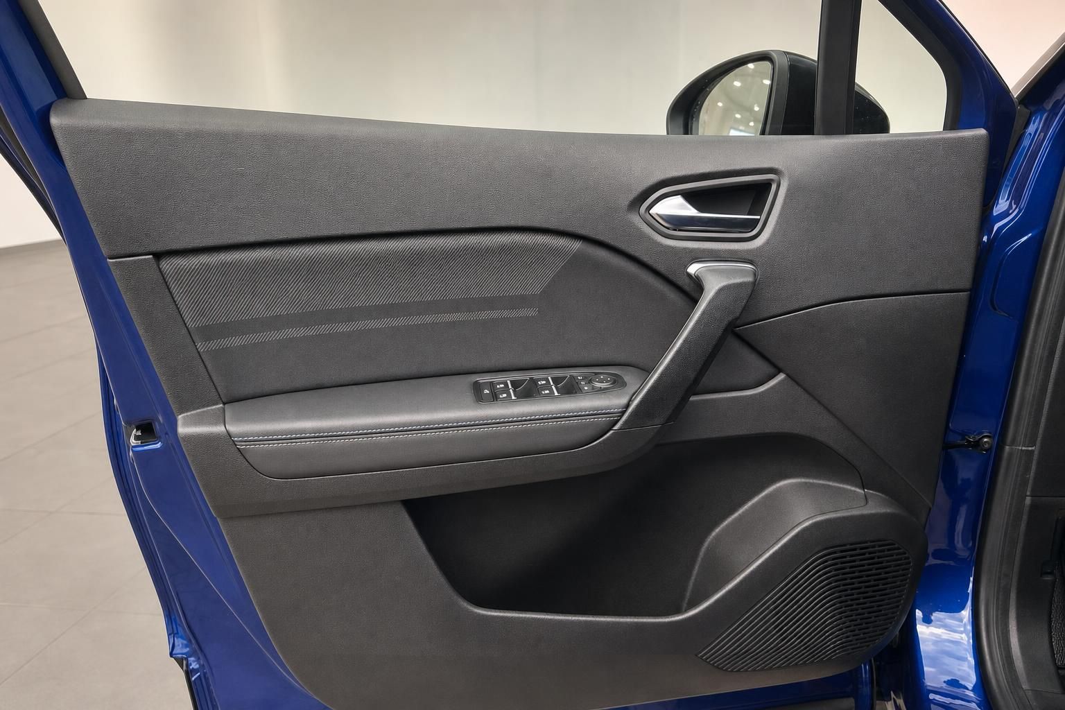 Fahrzeugtür Innenverkleidung mit Bedienelemente und schwarzem Kunststoff-Design