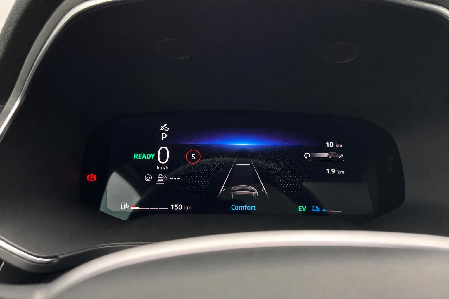 Digitales Kombiinstrument mit Head-up-Display und Fahrerassistenzsystemen im Auto