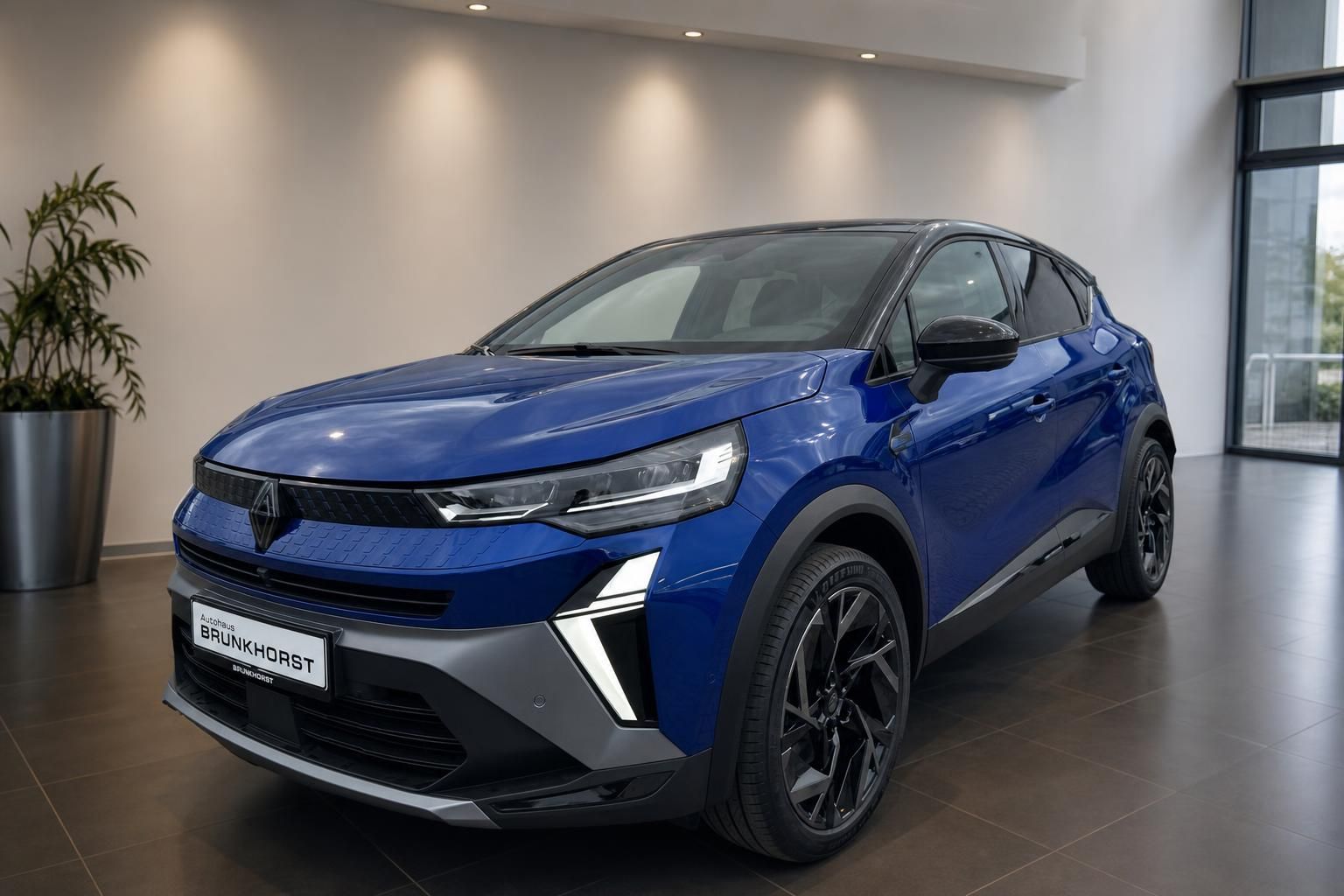 Renault Captur blau Seitenansicht - kompakter SUV mit schwarzen Felgen im Autohaus