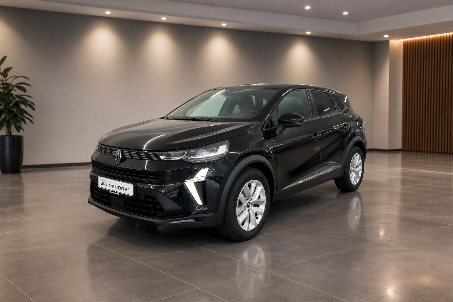 Schwarzer Renault Crossover SUV in modernem Autohaus-Showroom mit elegantem Interieur