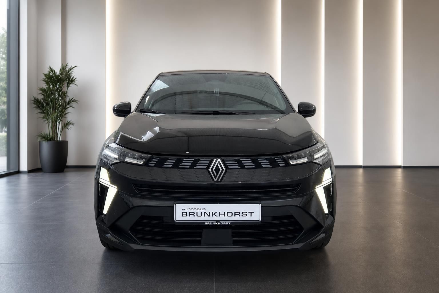 Renault Fahrzeug Frontansicht mit LED-Scheinwerfern und Autohaus Brunkhorst Kennzeichenschild
