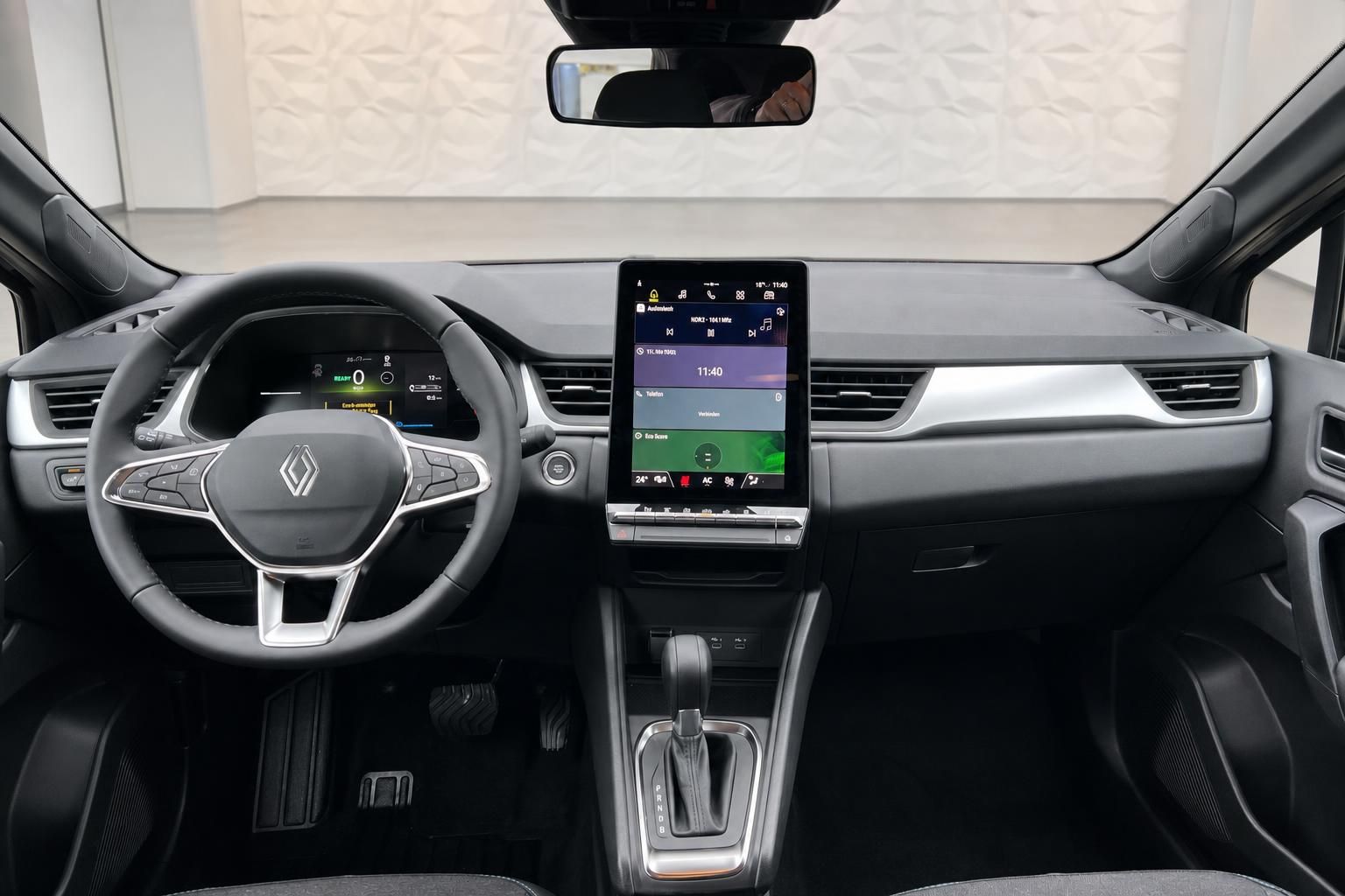 Modernes Renault Cockpit mit digitalem Armaturenbrett und großem Touchscreen-Infotainmentsystem