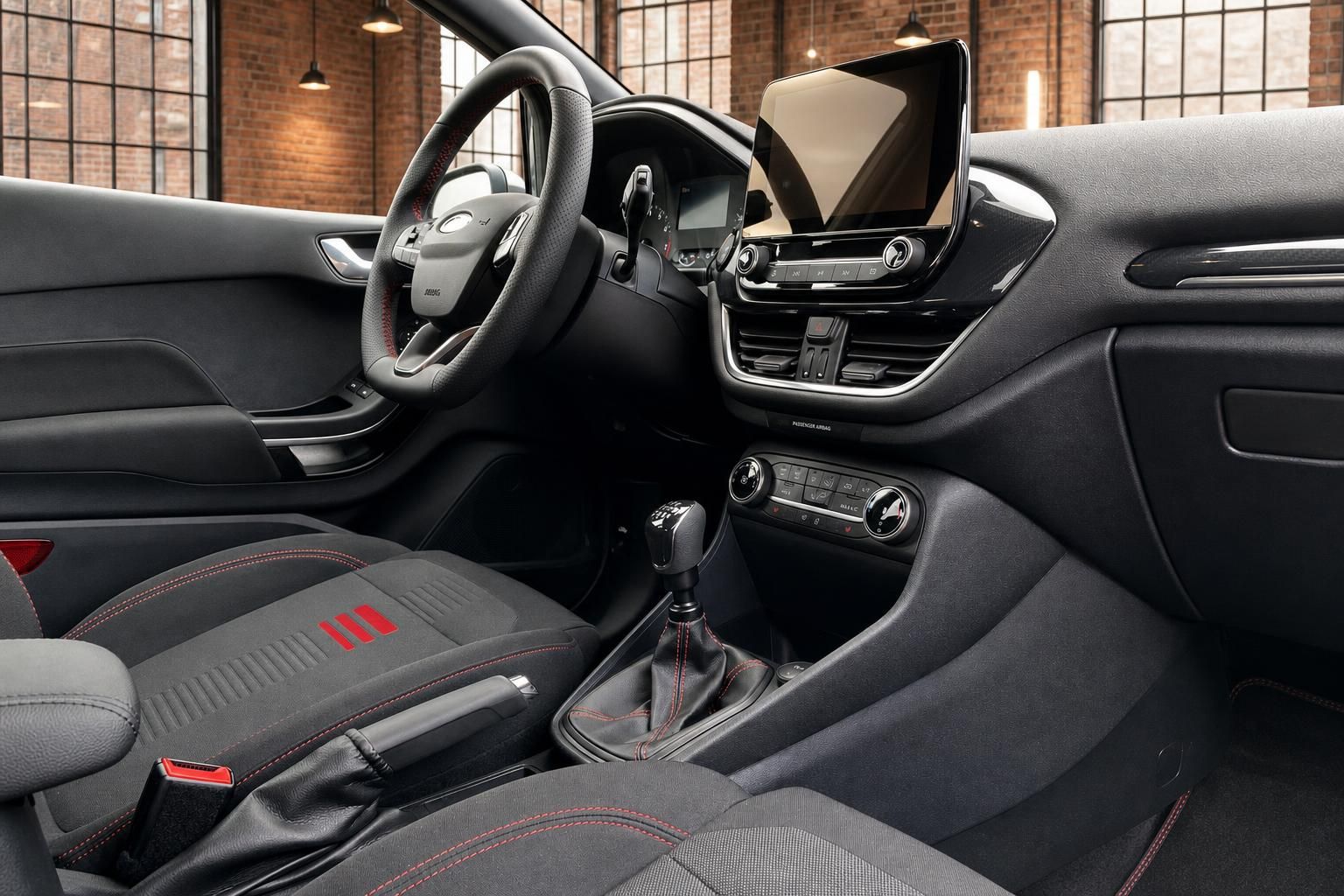 Ford Fiesta Cockpit – Lenkrad, Schaltknüppel, Touchscreen und Sportsitze mit roten Akzenten