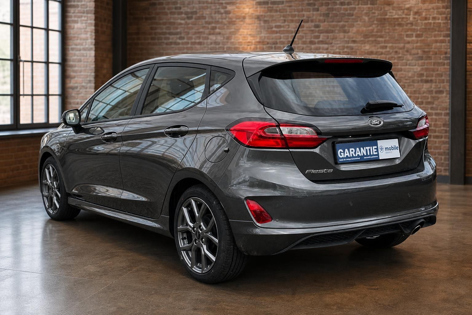 Ford Fiesta grau Heckansicht schräg links – Kleinwagen mit LED-Rückleuchten