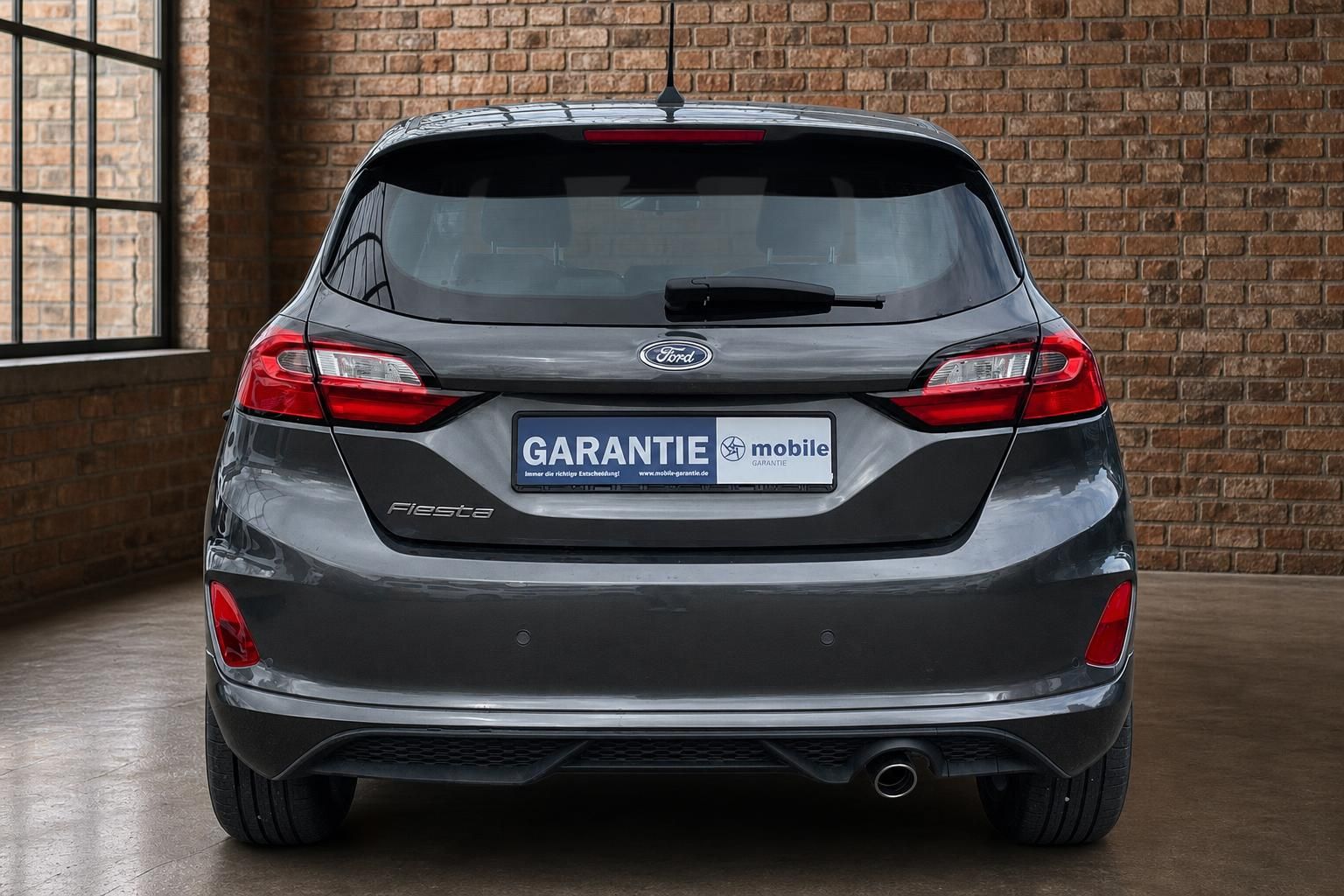 Ford Fiesta grau direkte Heckansicht – Kleinwagen mit LED-Rückleuchten in Halle