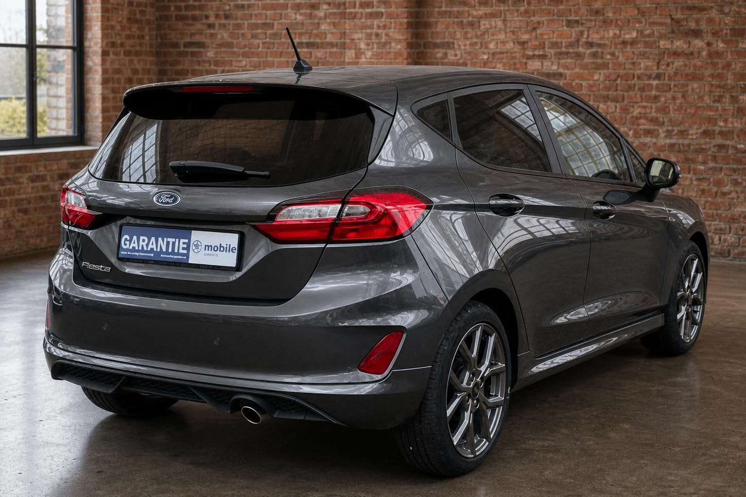 Ford Fiesta grau Heckansicht schräg – gepflegter Kleinwagen mit Sportfelgen