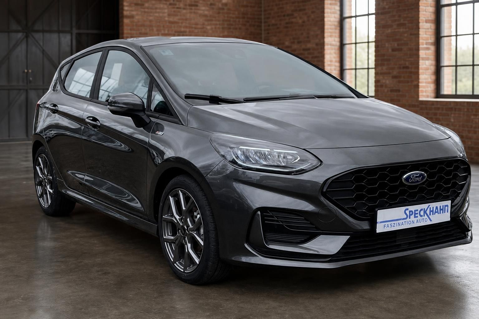 Ford Fiesta grau Frontansicht schräg rechts – Kleinwagen mit ST-Line Sportpaket