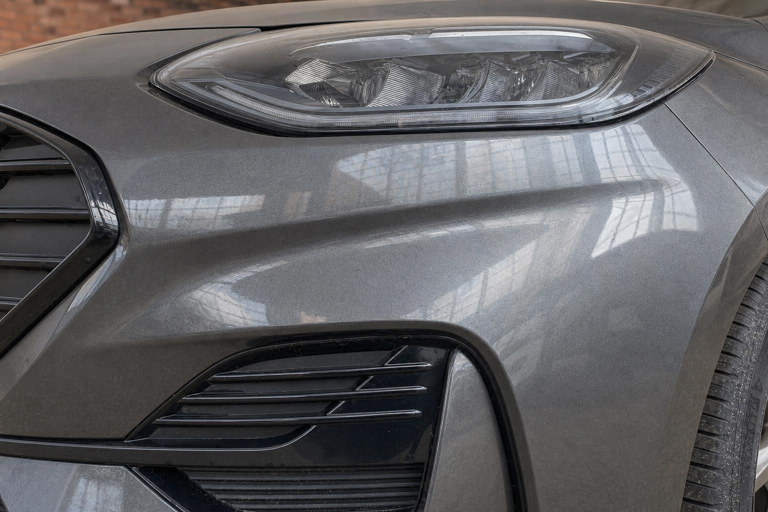 Ford Fiesta grau Scheinwerfer und Frontschürze Detailaufnahme in grauem Metallic