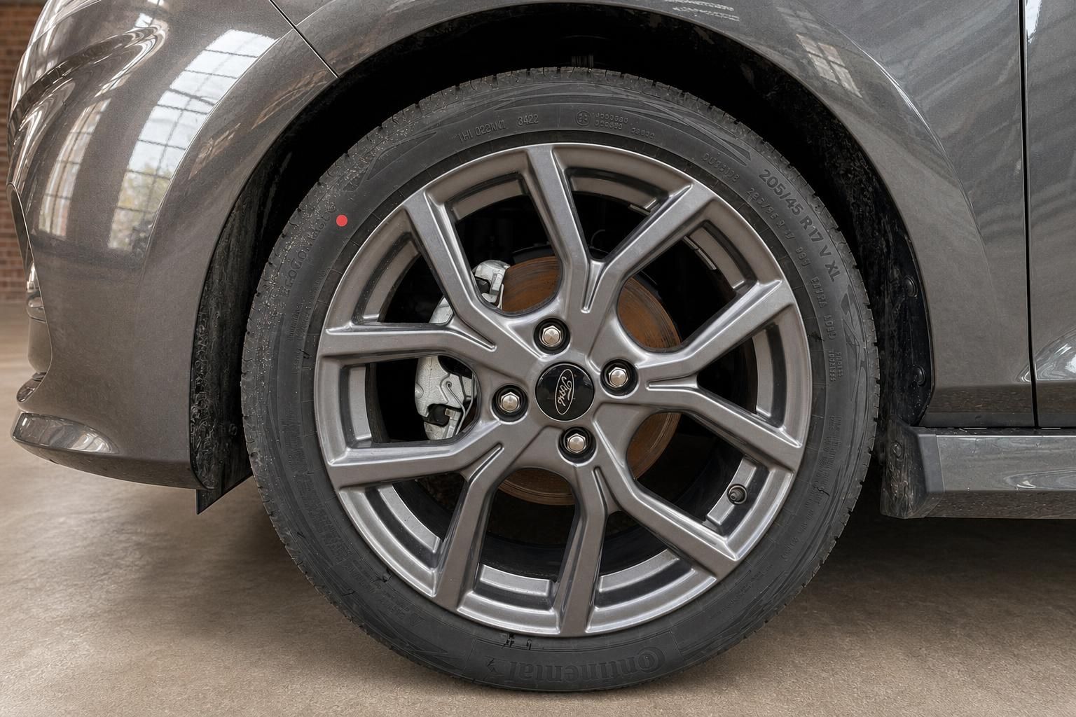 Ford Fiesta 17-Zoll-Alufelge mit Continental-Reifen 205/45 R17 Detailaufnahme