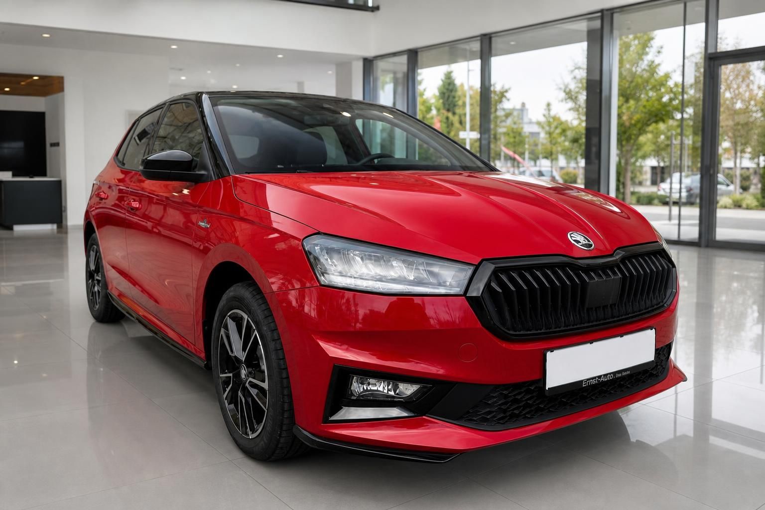 Roter Skoda Fabia Schrägansicht vorne links in Flugzeughalle mit modernen LED-Scheinwerfern