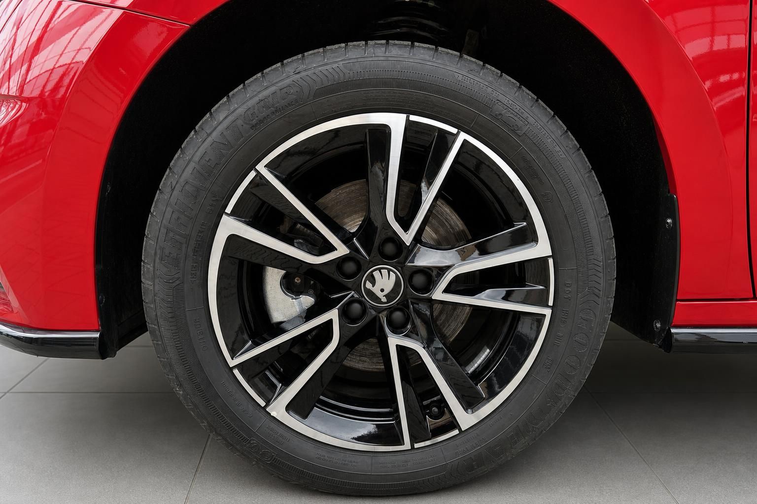 Skoda Fabia Leichtmetallfelge schwarz-poliert - Detailaufnahme Rad und roter Lack