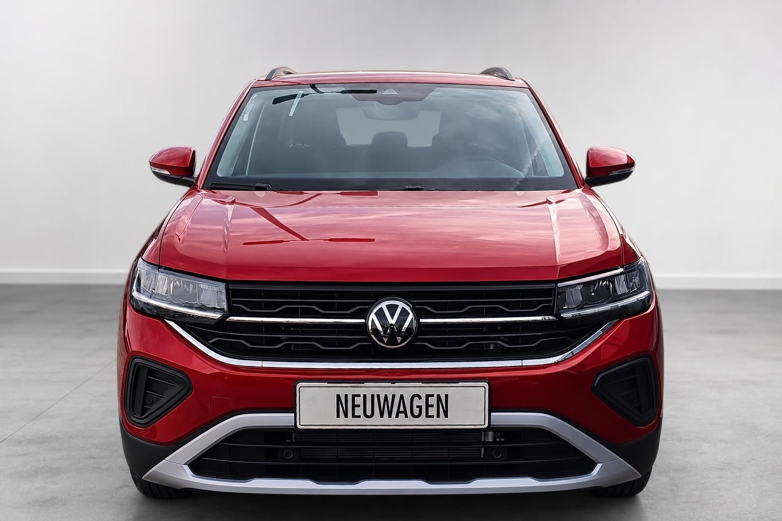 VW T-Cross in Rot, direkte Frontansicht Studio