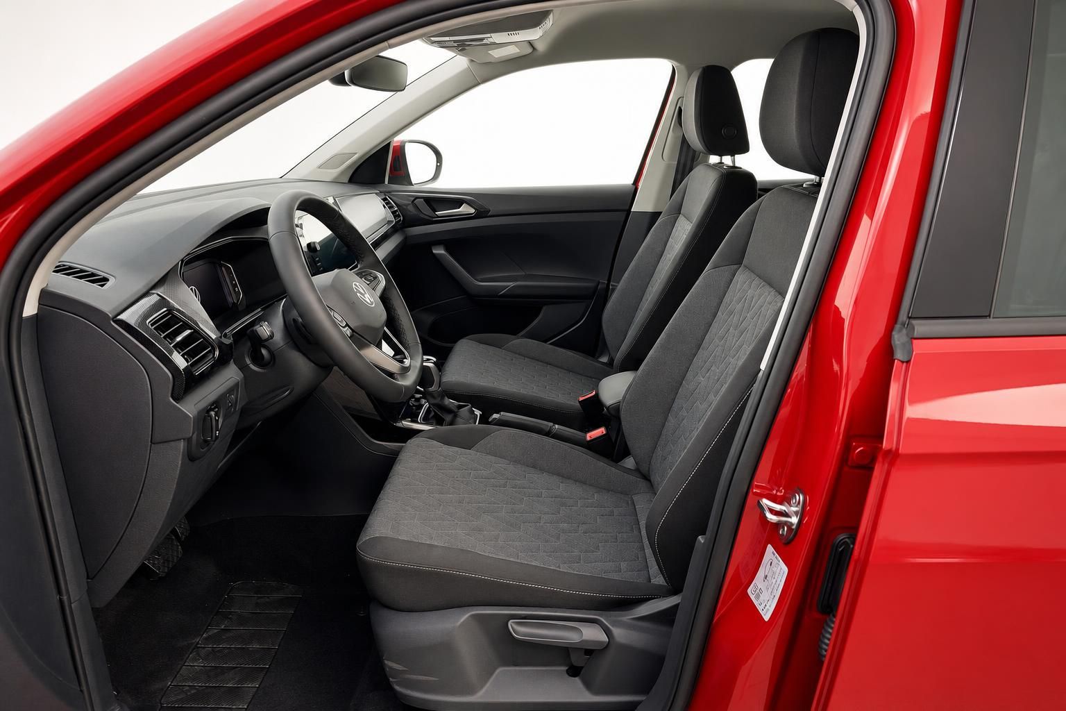 VW Innenraum rot mit schwarzen Stoffsitzen und geoeffneter Fahrertuer