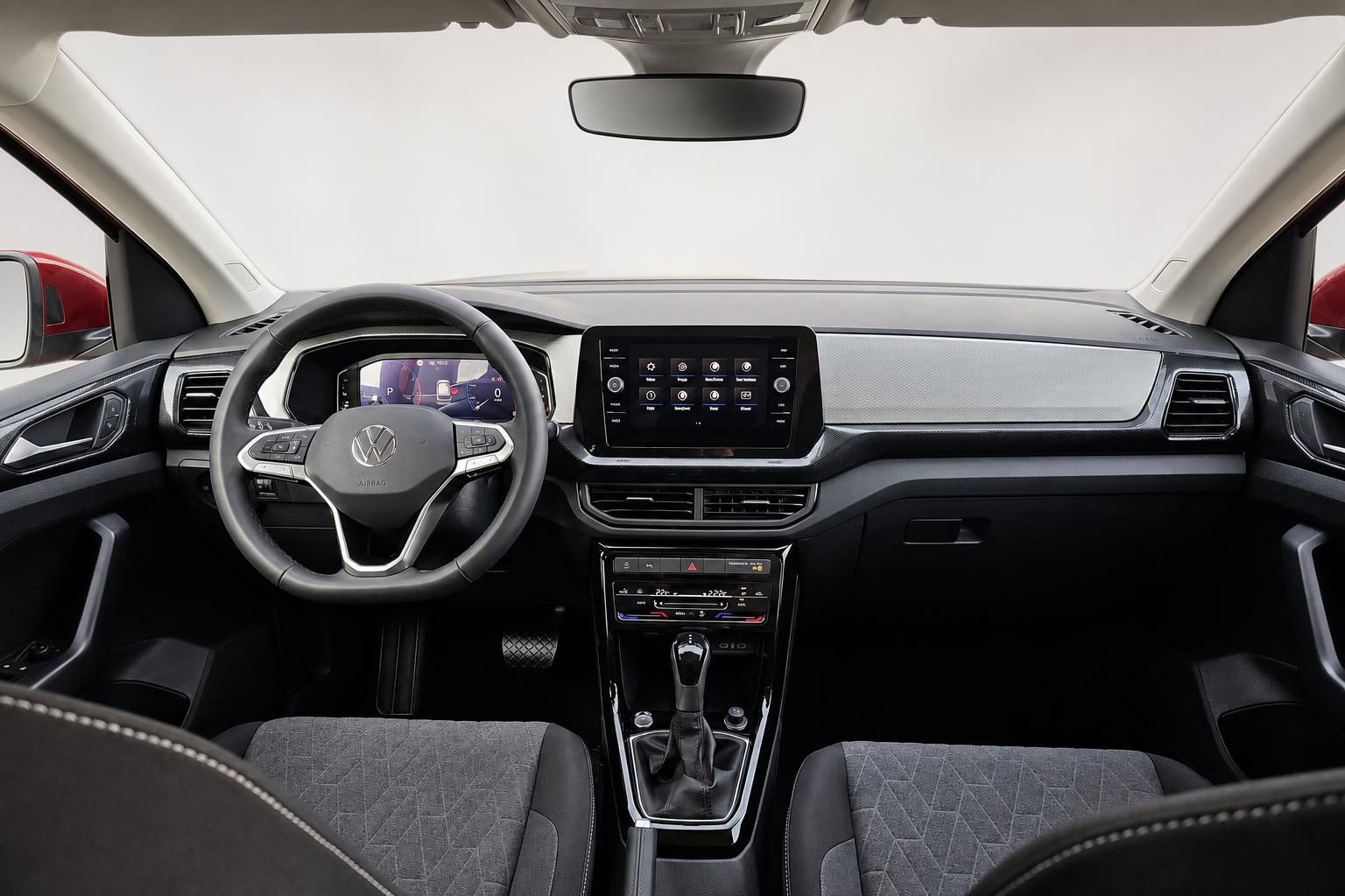 VW Cockpit mit Lenkrad, Touchscreen und digitalem Tacho im Detail