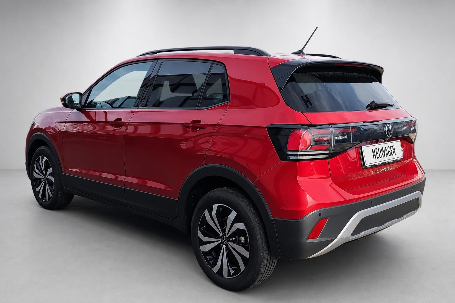VW T-Cross rot Heckansicht seitlich im Studio