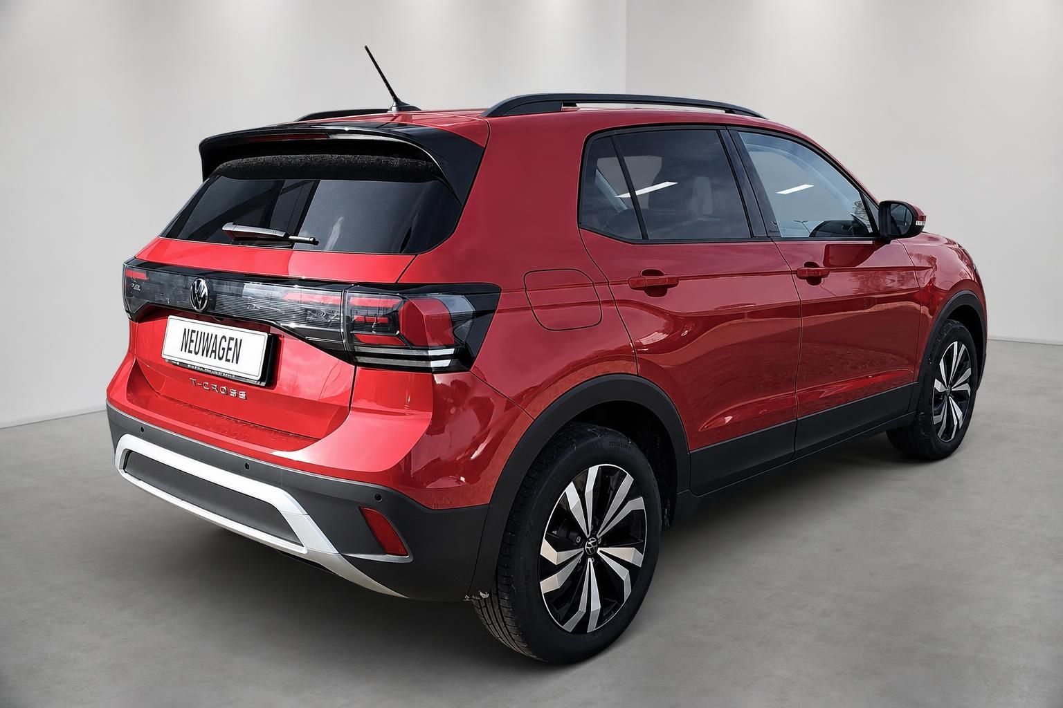 VW T-Cross in Rot, Heckansicht schraeg im Studio