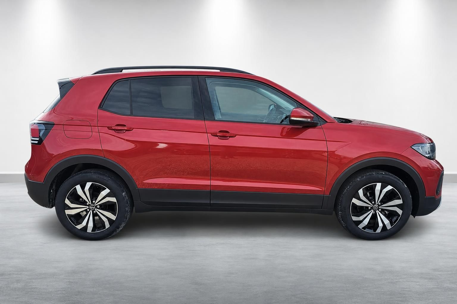 VW T-Cross rot, Seitenansicht im Fotostudio