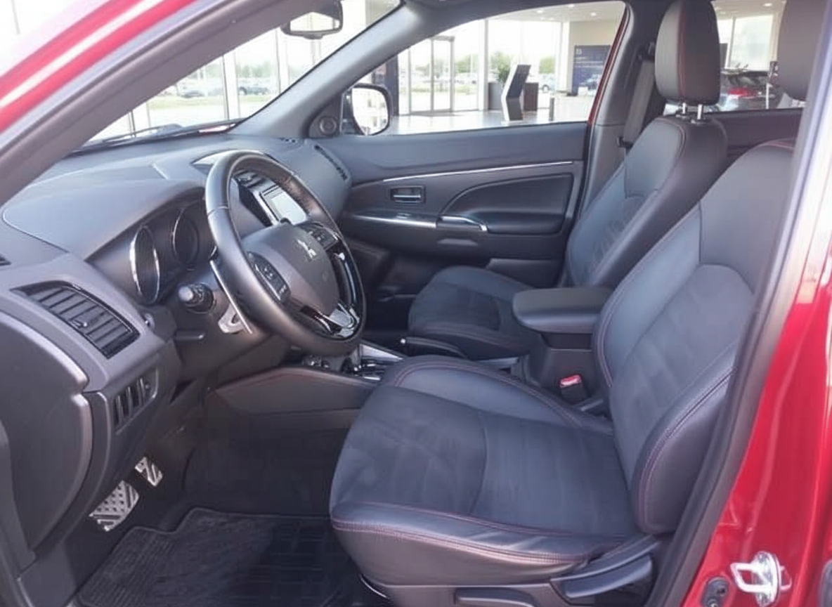 Mitsubishi Outlander Innenraum mit schwarzen Ledersitzen und Sportlenkrad in rotem SUV