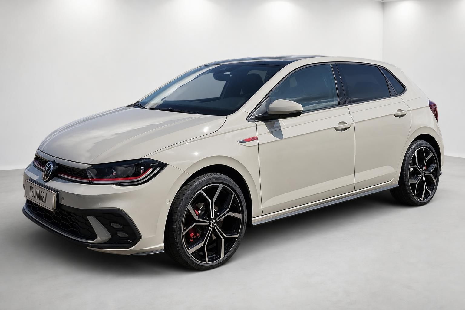 VW Polo GTI in Beige, Seitenansicht mit sportlichen Alufelgen im Studio