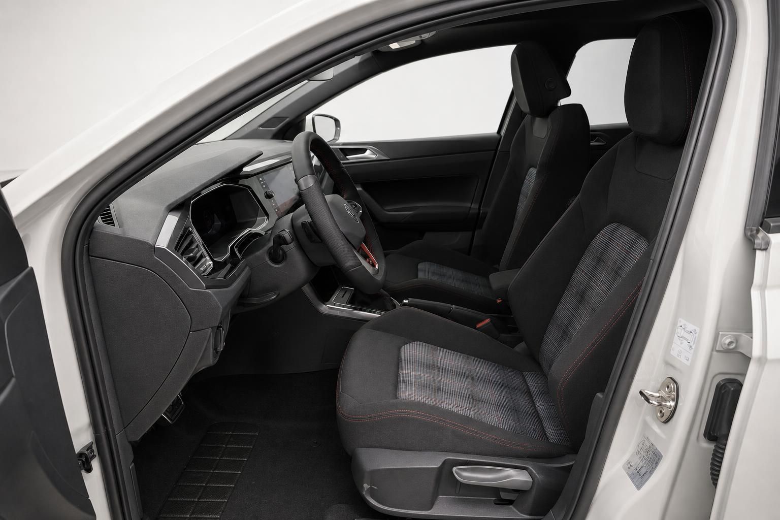 VW Polo GTI Innenraum mit Sportsitzen und Cockpit, Blick durch Fahrertuer