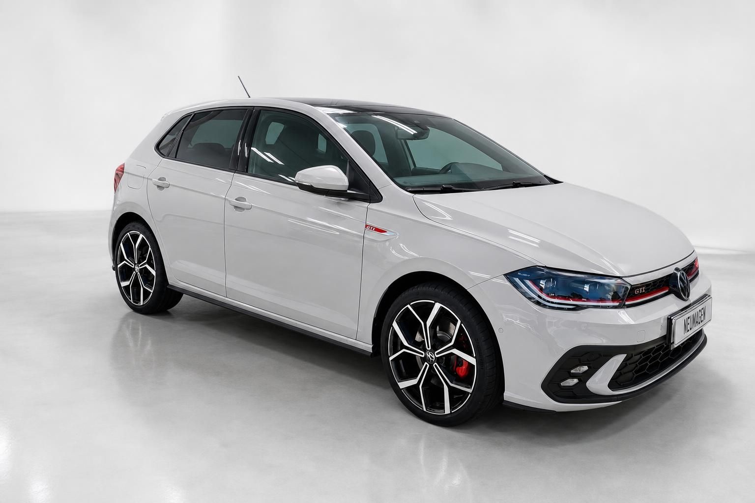 VW Polo GTI Frontansicht schraeg in Weiss mit roten Bremssaetteln