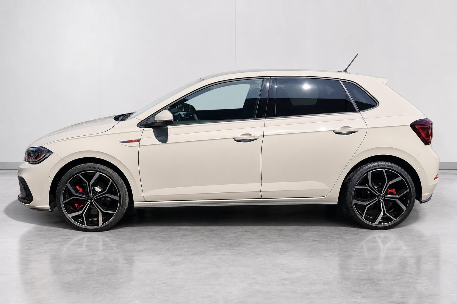 VW Polo GTI Seitenansicht mit sportlichen Leichtmetallfelgen