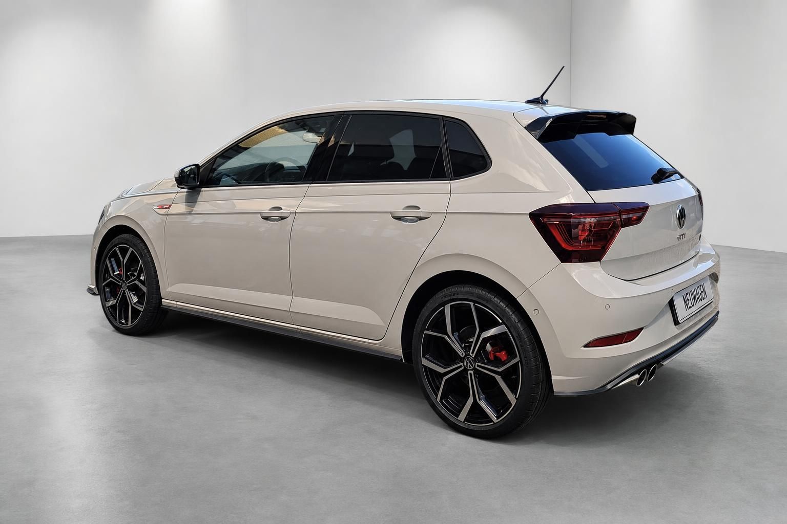 VW Polo GTI Heckansicht schraeg mit Dachspoiler und Doppelauspuff