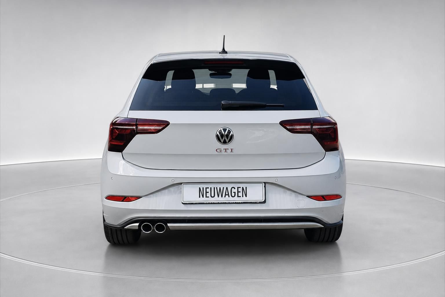 VW Polo GTI weiß Heckansicht mit Doppelendrohr im Studio