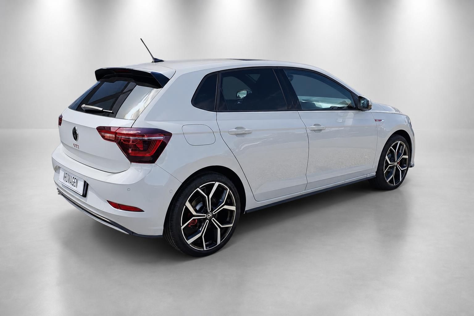 VW Polo GTI weiß Heck-Seitenansicht mit Alufelgen im Studio