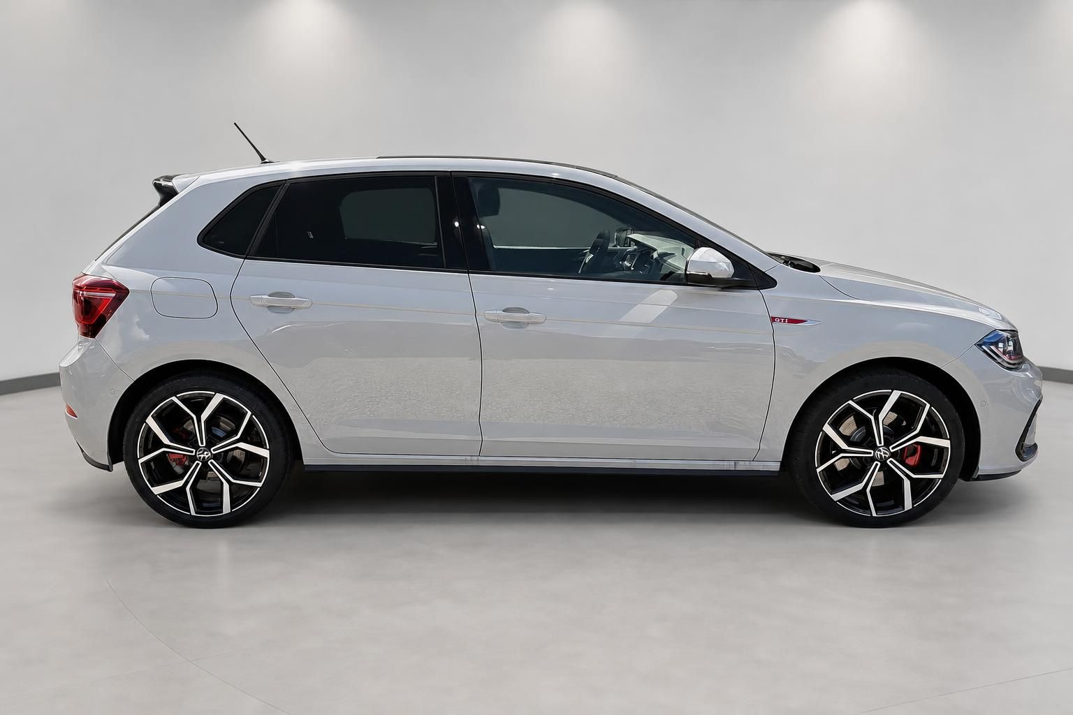 VW Polo GTI silber Seitenansicht mit Sportfelgen im Studio