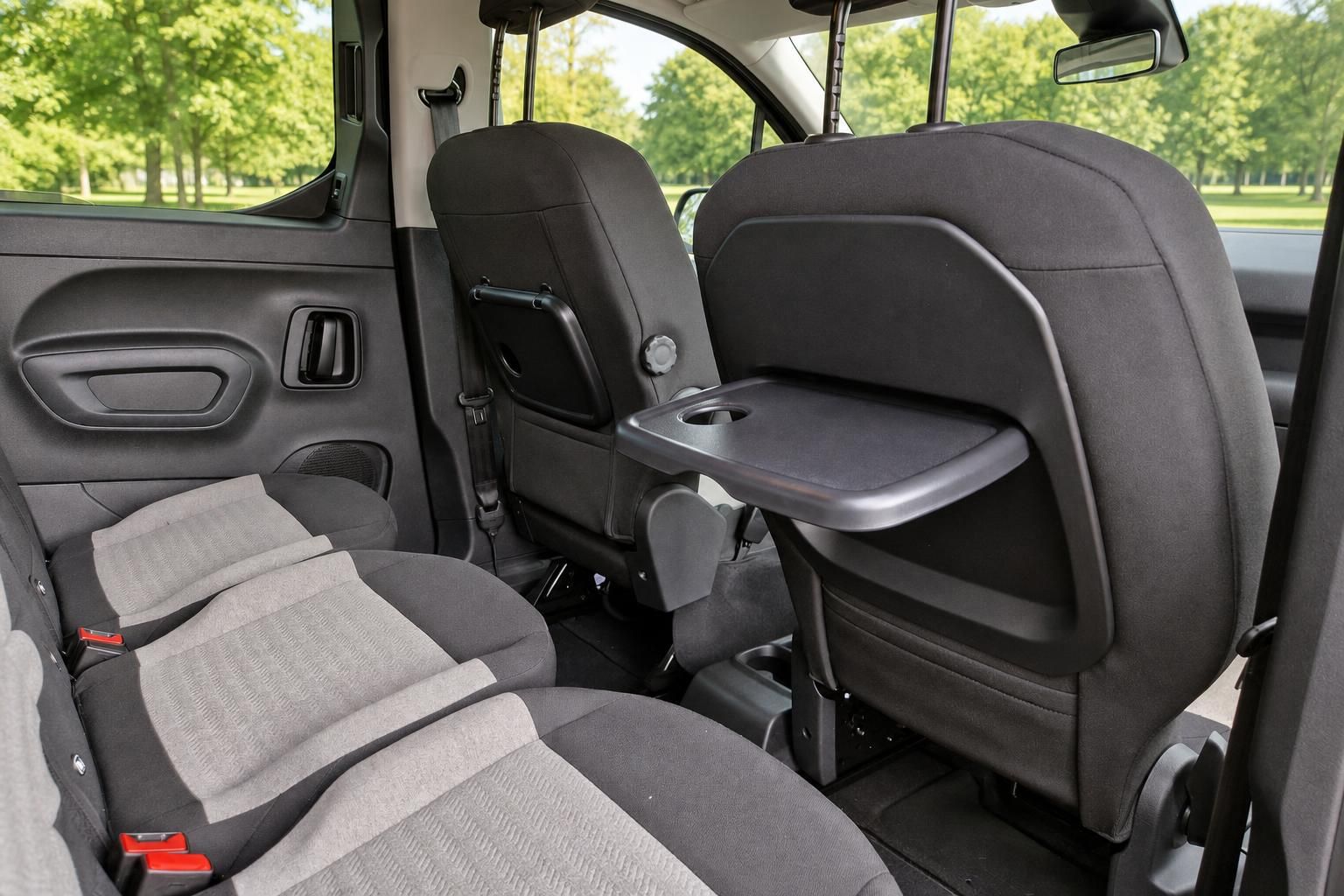 Flexible Fahrzeugsitze mit ausklappbarem Tisch und variabler Sitzanordnung