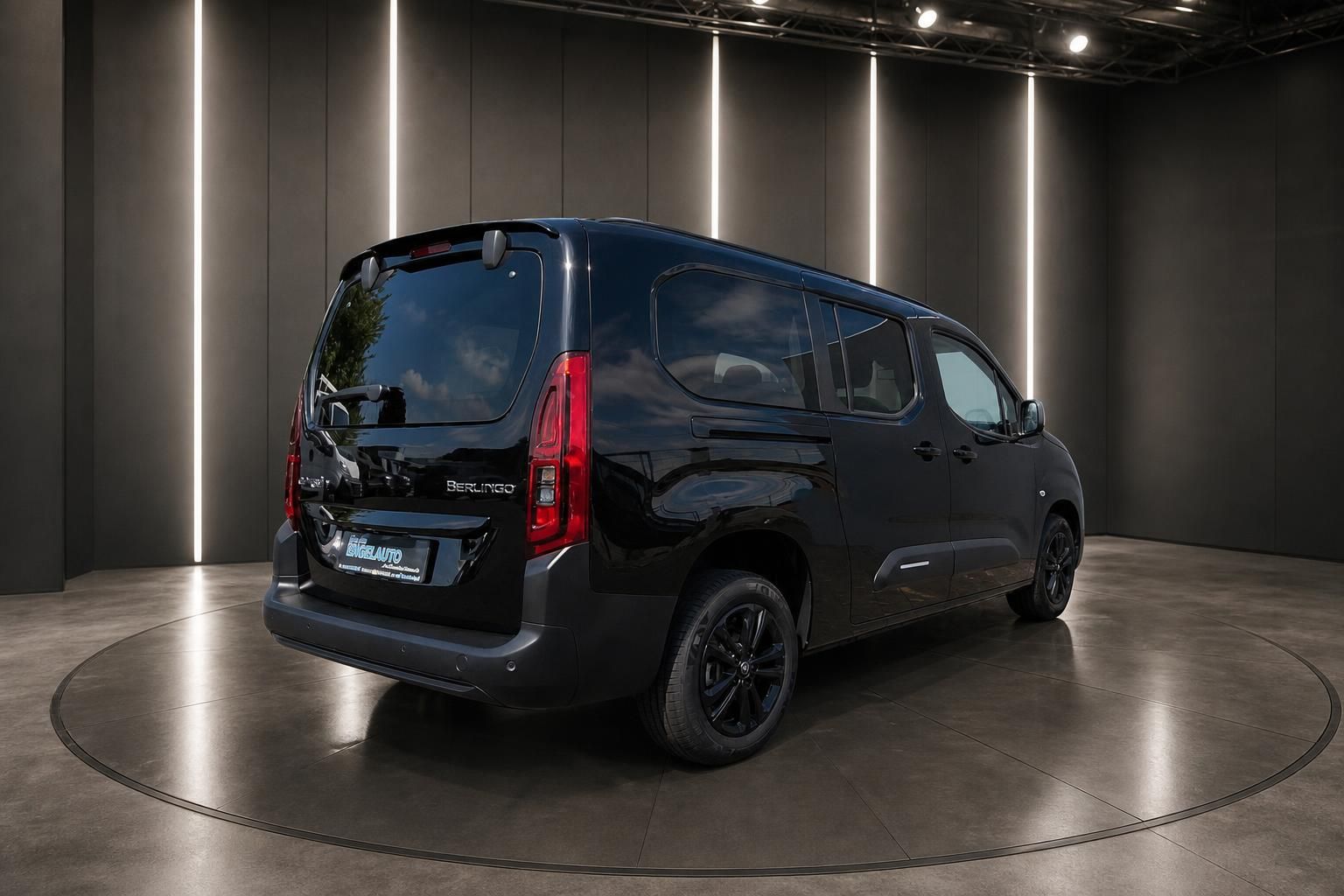 Citroën Berlingo schwarz Heckansicht im Showroom - Kompaktvan mit schwarzen Felgen und offener Heckklappe