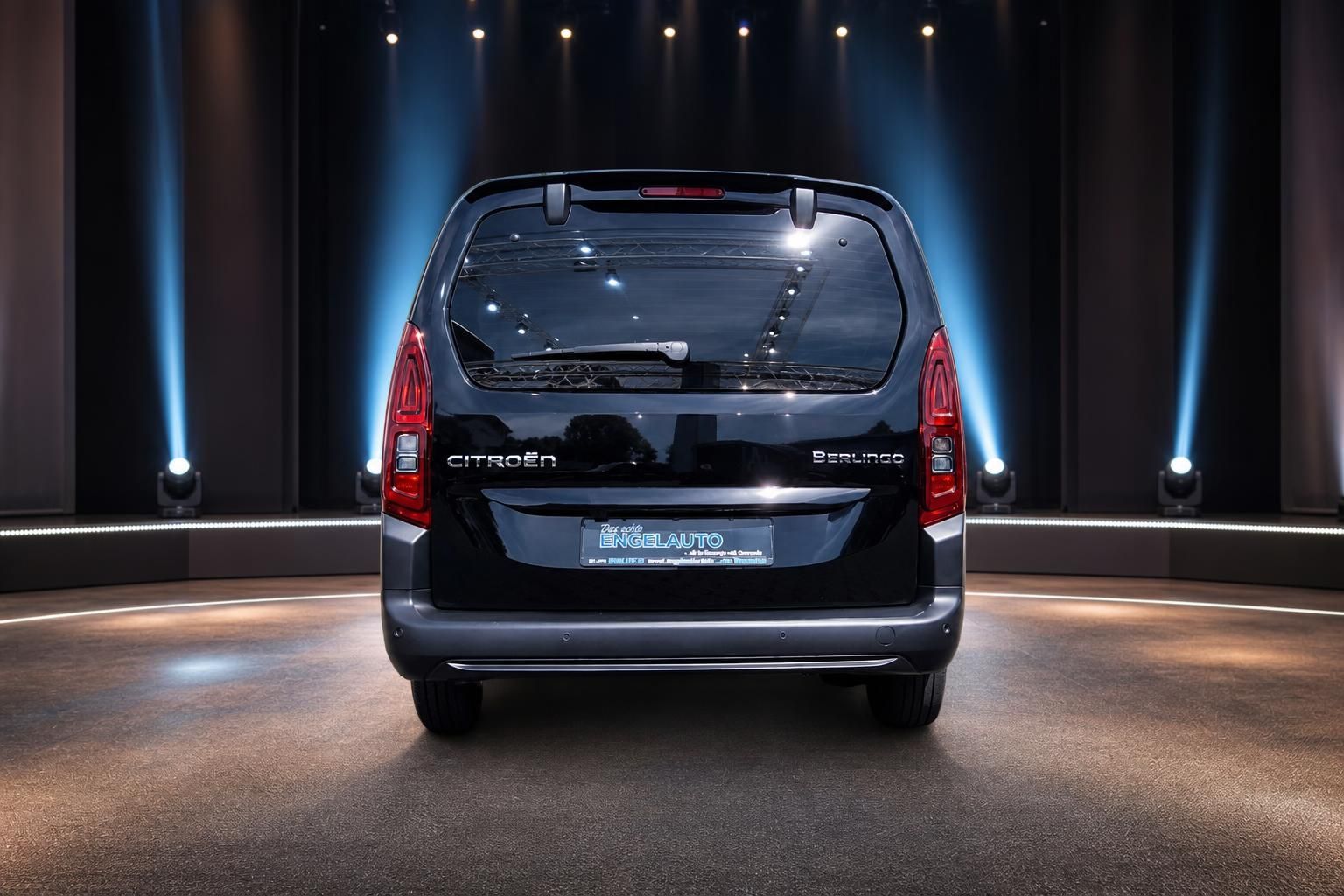 Citroën Berlingo schwarz Heckansicht frontal - Kompaktvan mit LED-Rücklichtern und Kennzeichenhalter
