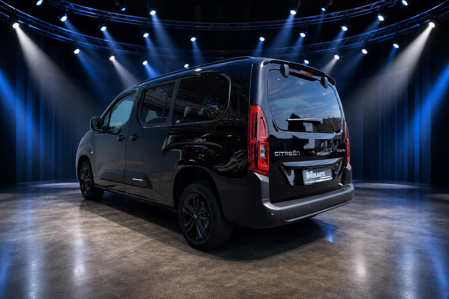 Citroën Berlingo schwarz Schrägansicht hinten - Kompaktvan mit schwarzen Felgen in blau beleuchtetem Showroom