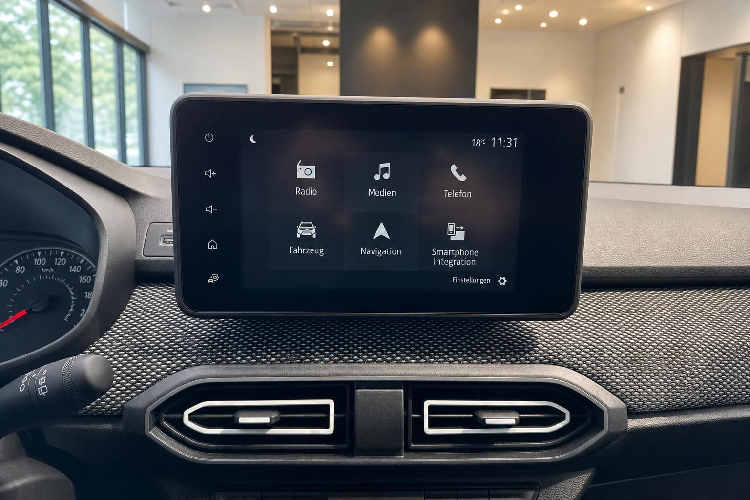 Auto Infotainment-System Display mit Menü für Navigation und Medien