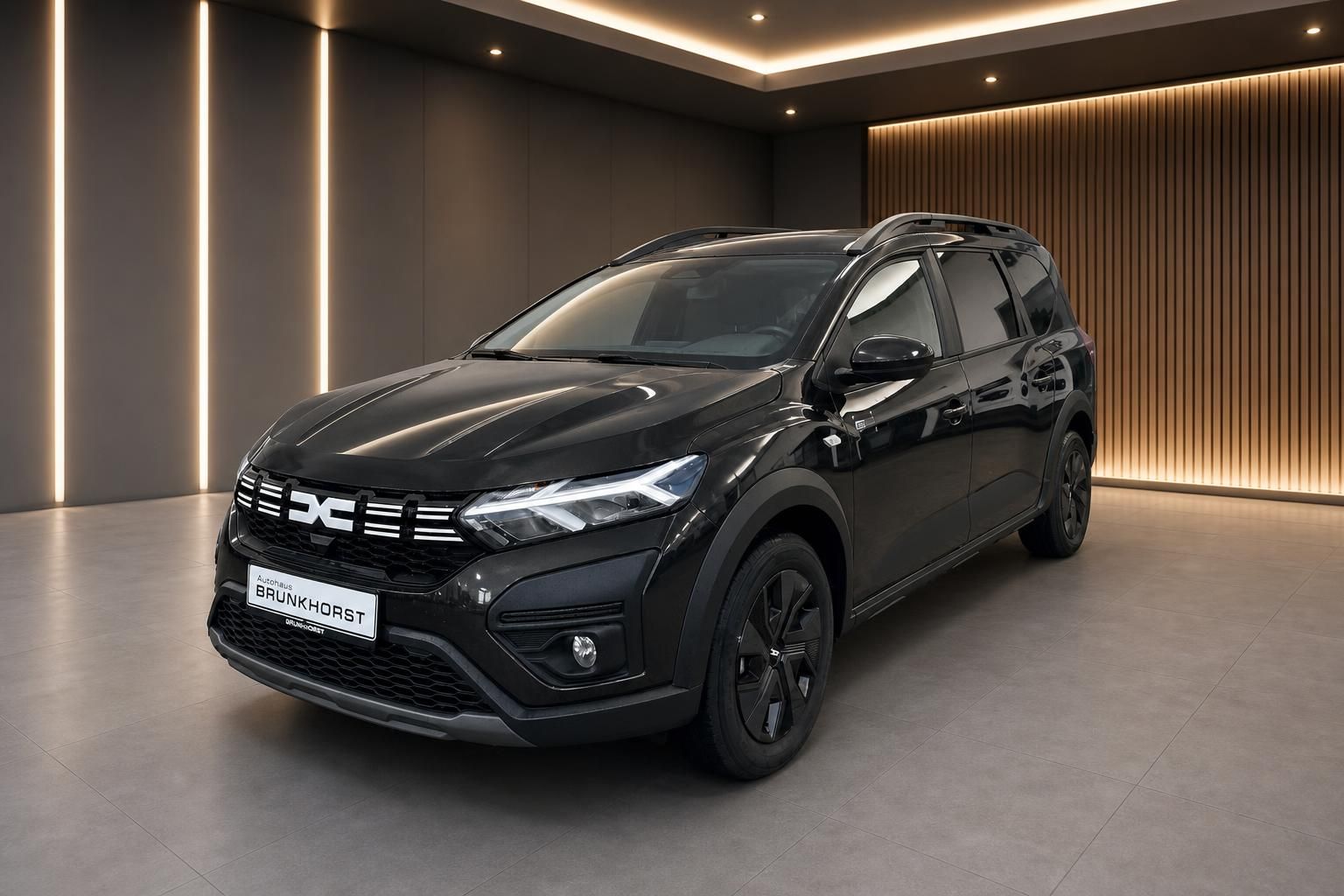 Dacia Jogger schwarz Seitenansicht im Autohaus Showroom