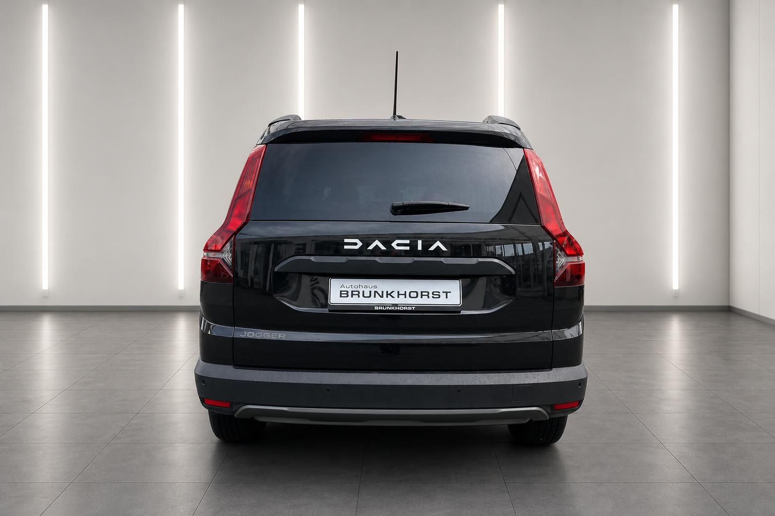 Dacia Jogger schwarz Heckansicht mit Rücklichtern und Kennzeichen