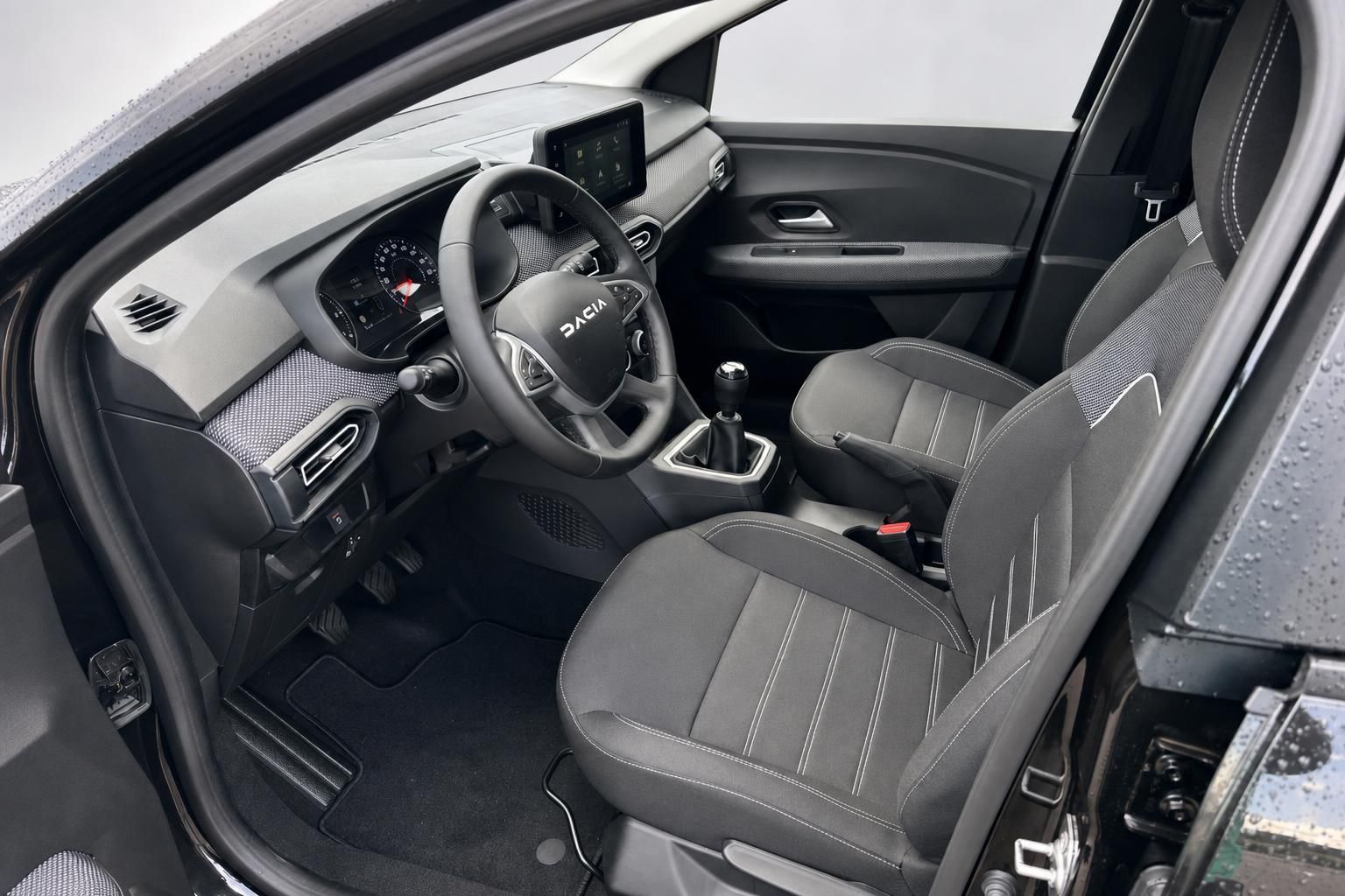 Dacia Jogger Innenraum Fahrersicht mit Lenkrad und Sitzen