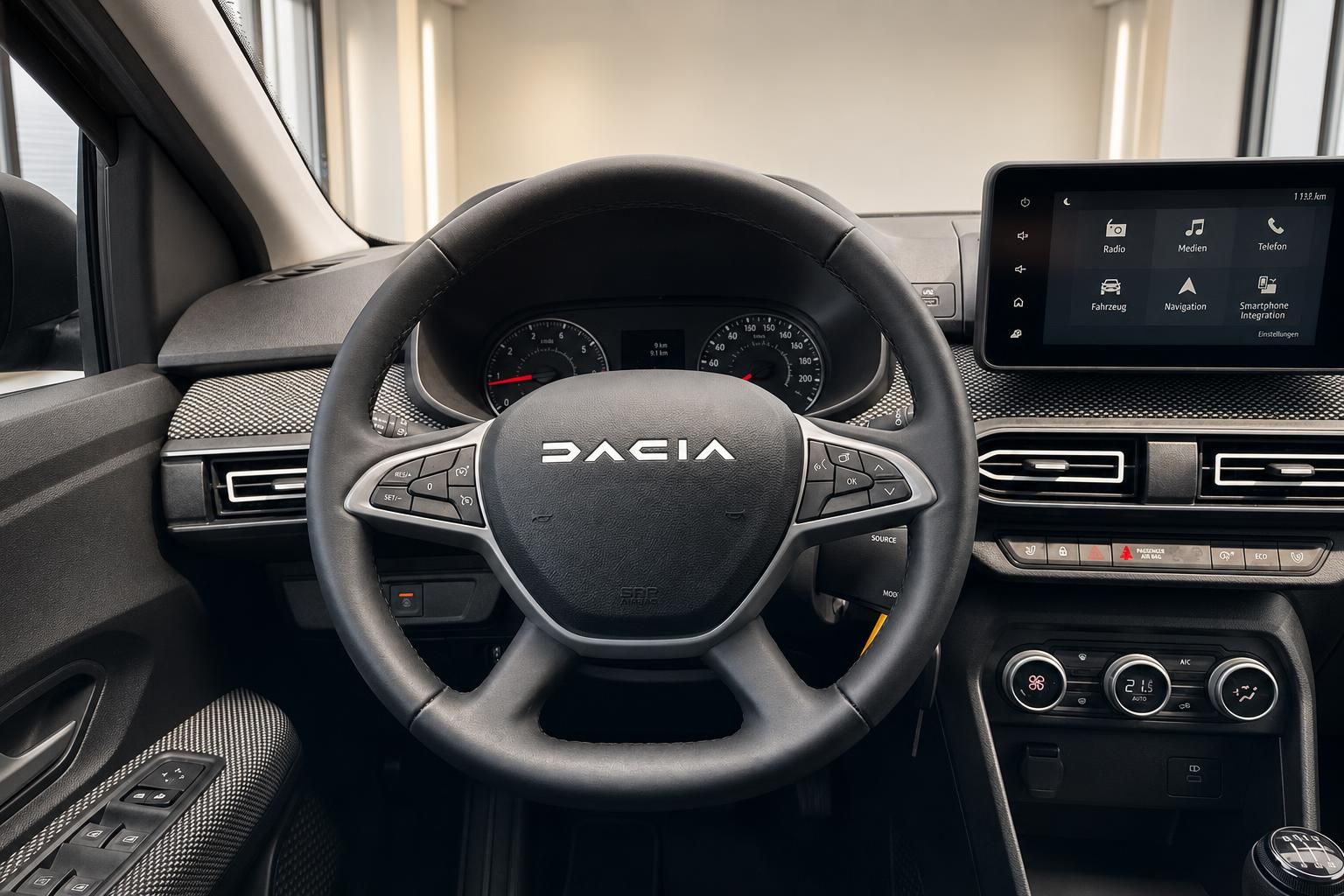 Dacia Cockpit mit Lenkrad, Tacho und Infotainment-Display