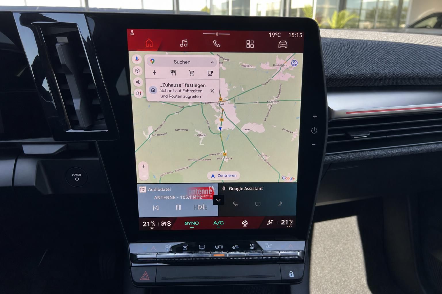 Touchscreen Infotainment-System mit Navigationskarte und Klimasteuerung