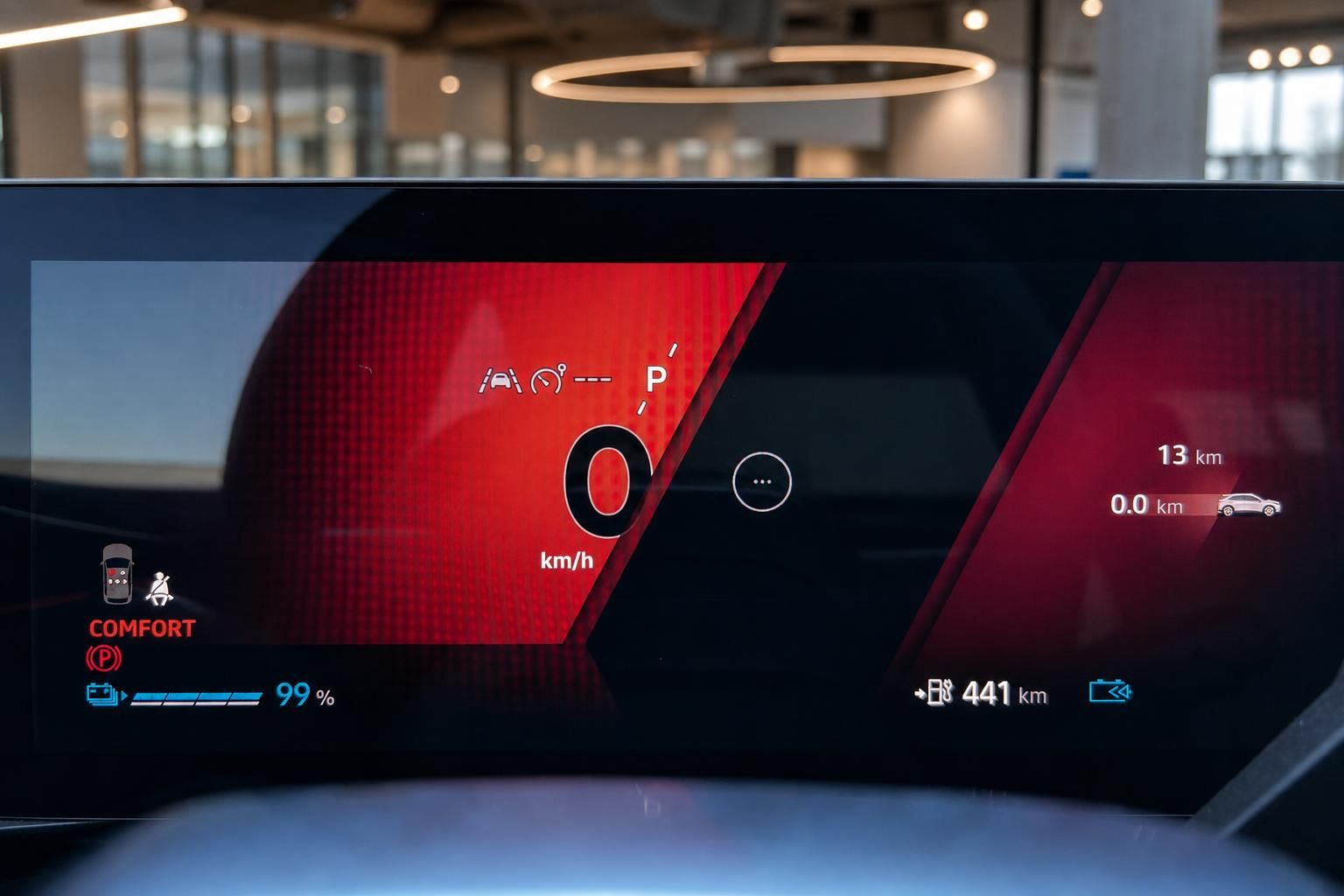 Digitales Kombiinstrument mit Tacho, Reichweitenanzeige und Fahrmodi