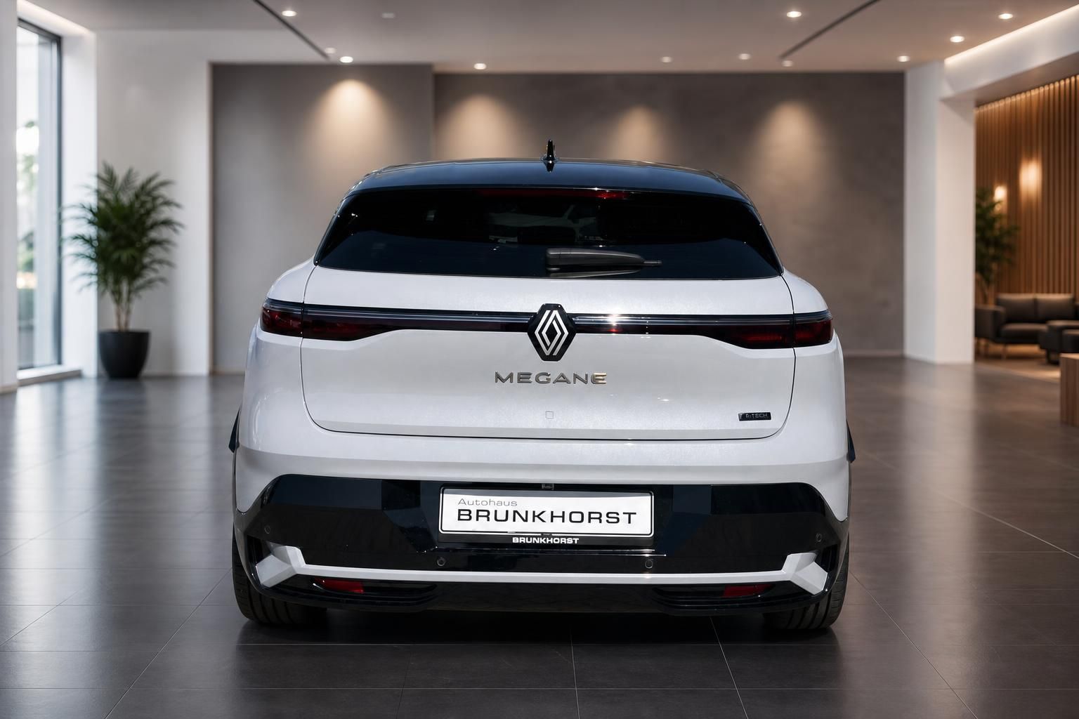 Renault Mégane E-Tech Electric weiß Heckansicht mit Brunkhorst Kennzeichen im Autohaus