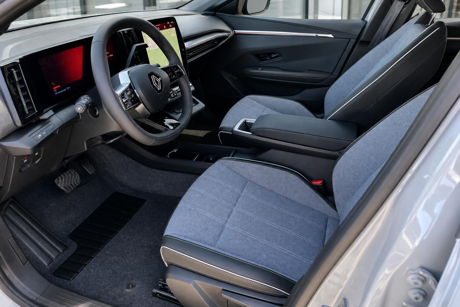 Renault Mégane E-Tech Electric Innenraum mit blauem Stoff, Lenkrad und digitalem Display