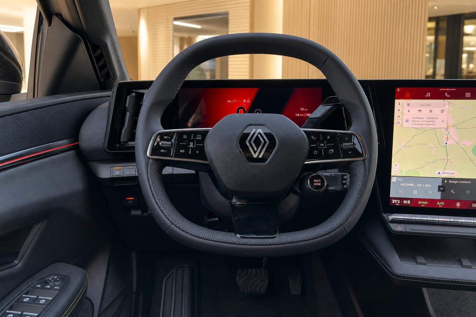 Renault Lenkrad mit Multifunktionstasten und digitalem Display im Fahrzeuginnenraum