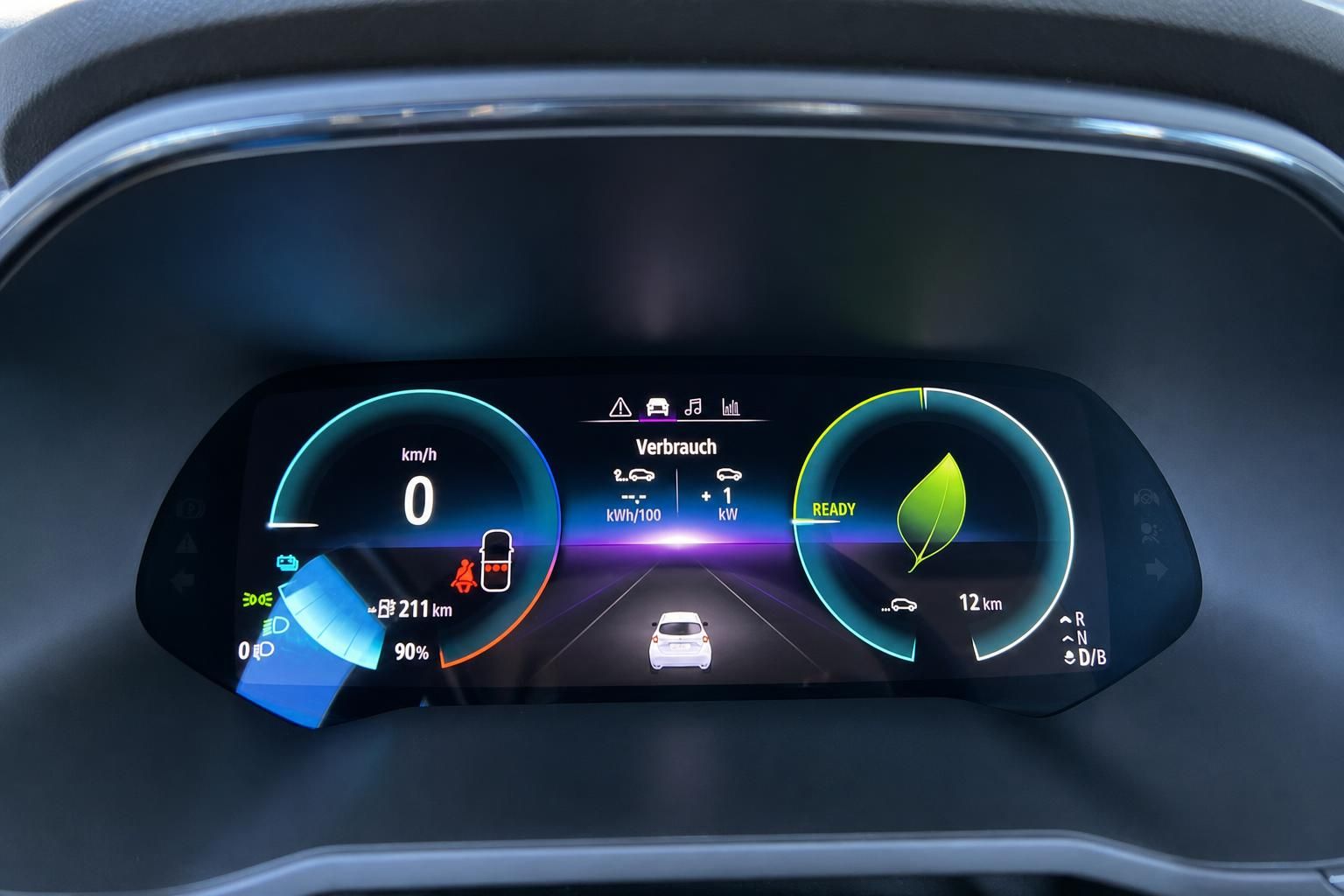 Digitales Kombiinstrument eines Elektrofahrzeugs mit Verbrauchsanzeige und Batteriestand