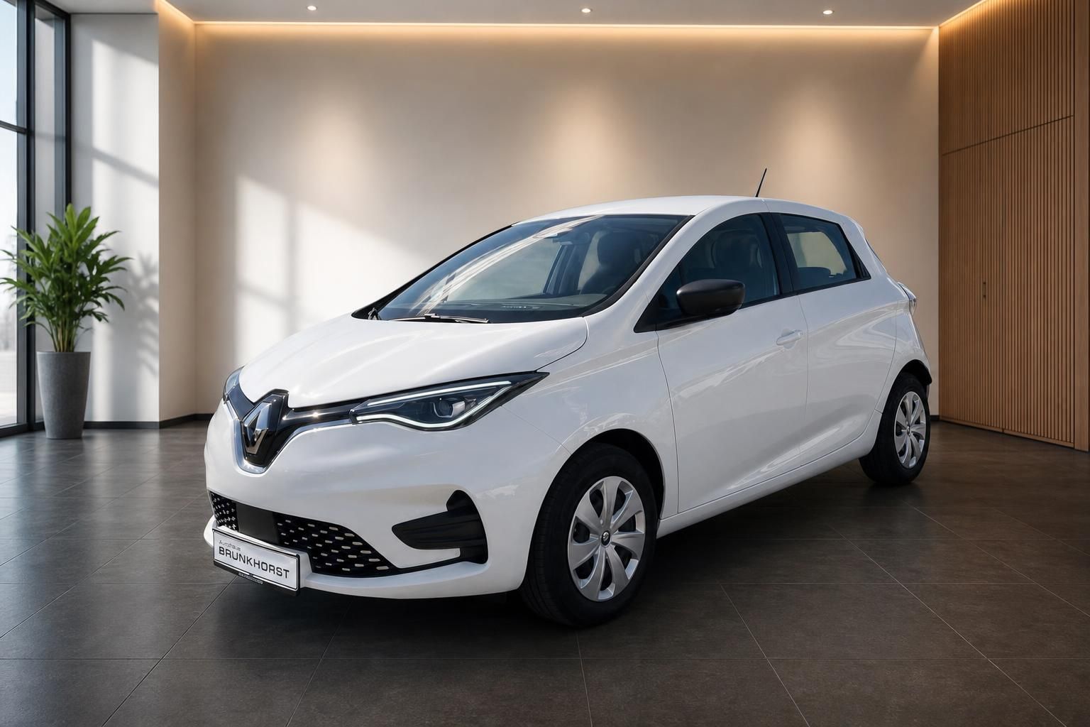 Renault ZOE Elektroauto weiß Seitenansicht mit Alufelgen im modernen Autohaus Showroom